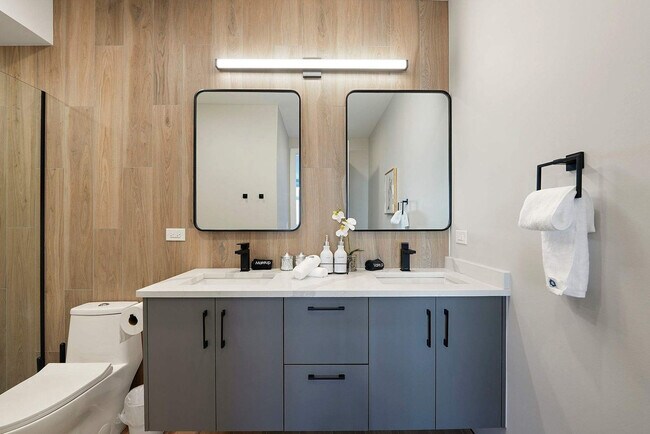 Building Photo - 2344 W Polk St