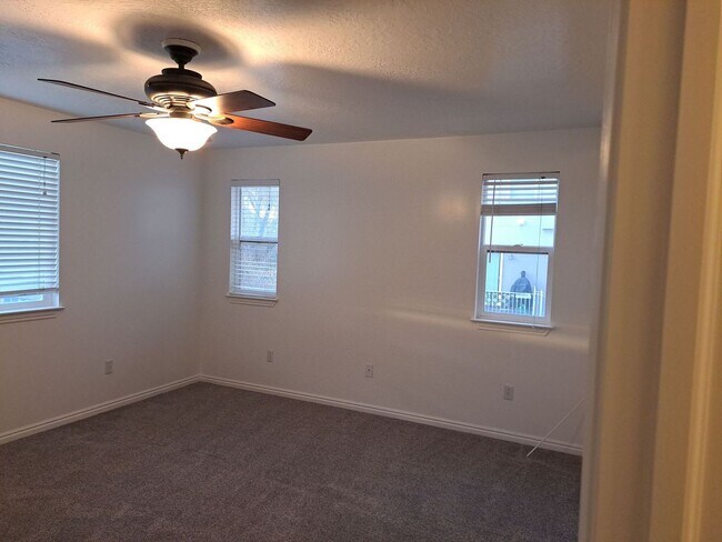 Building Photo - End unit townhome with basement suite!!