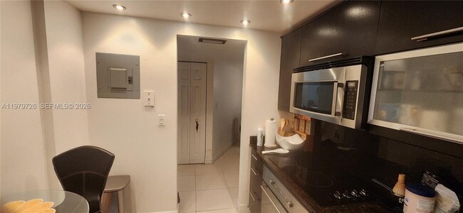 Building Photo - 3301 N Country Club Dr