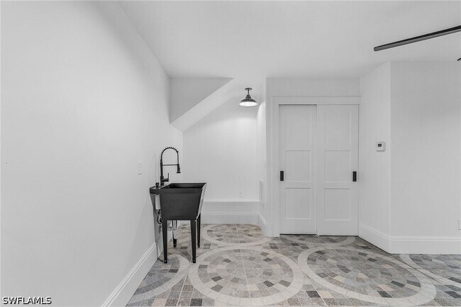 Building Photo - 6155 Standing Oaks Ln