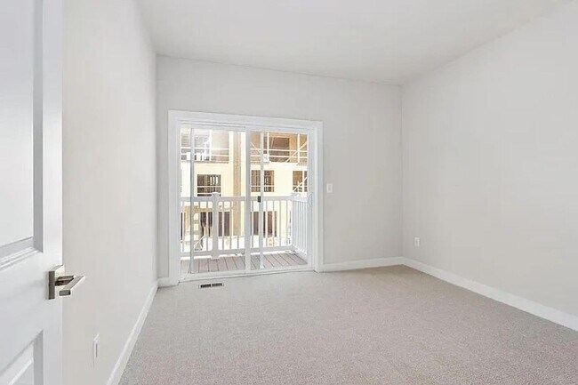 Building Photo - 3BD/2.5Ba Brand New End-Unit condo in vibrant One Loudoun