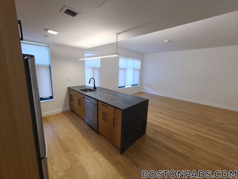 Building Photo - 83 Gardner St