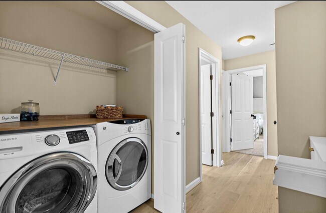 Building Photo - 4Bd/2.5Ba Renton Townhome