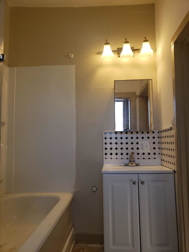 Building Photo - 1012 7th St E