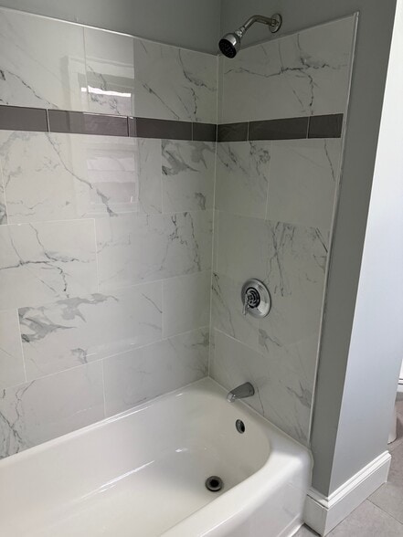 Full Bath - 49 Federal St