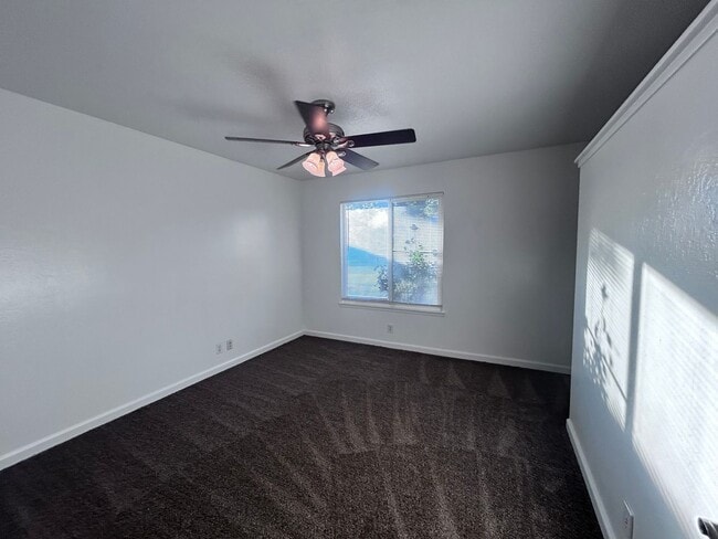 Building Photo - Three Bedroom Two Bathroom Home