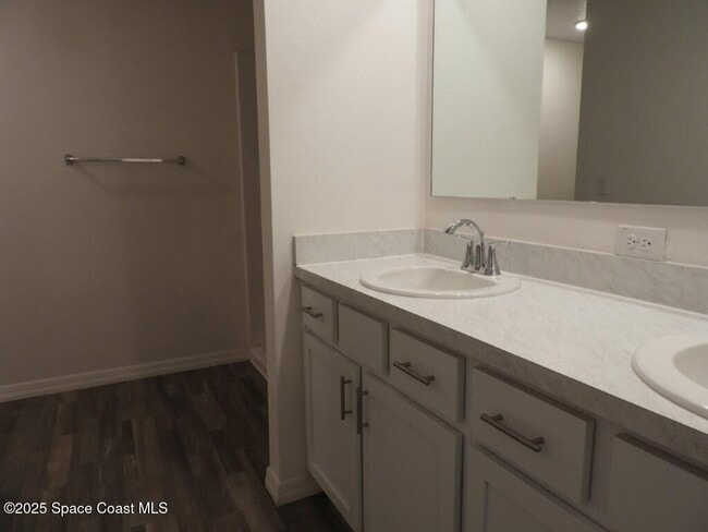 Building Photo - 690 San Filippo Dr SE
