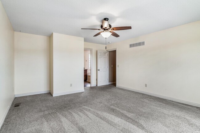 Building Photo - 625 Perolla Dr
