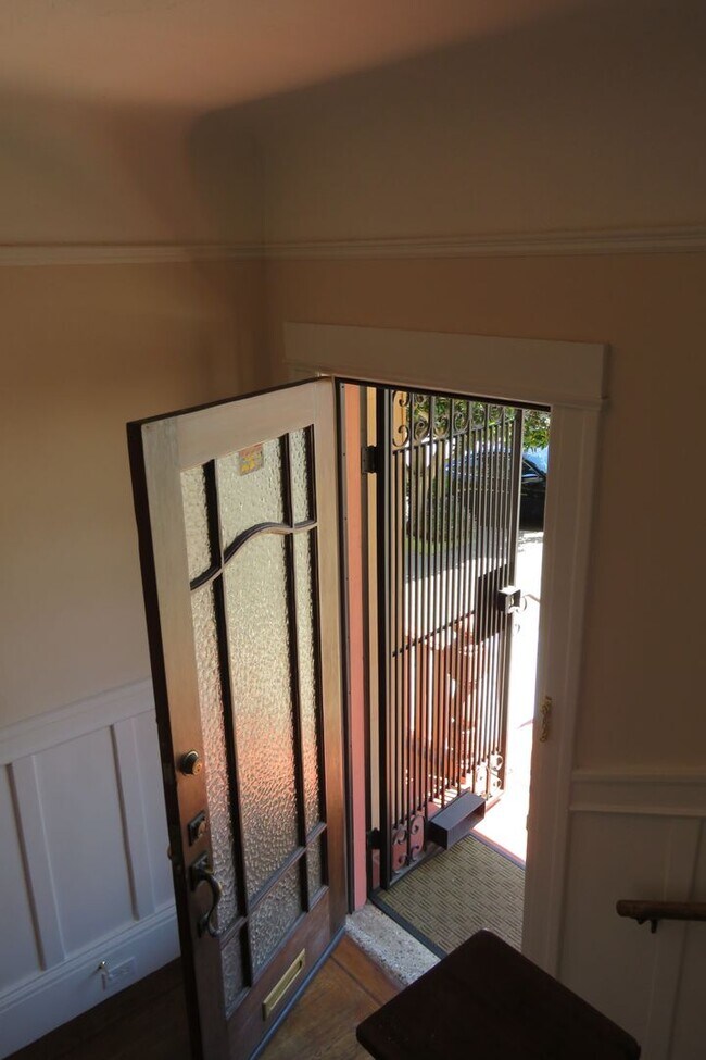 Building Photo - Noe Valley House - 3 beds-1.5 baths - VIEW - garage