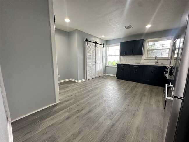 Building Photo - 502 Ave F