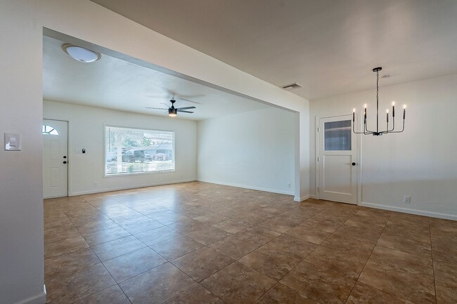 Building Photo - Updated home in Chandler!