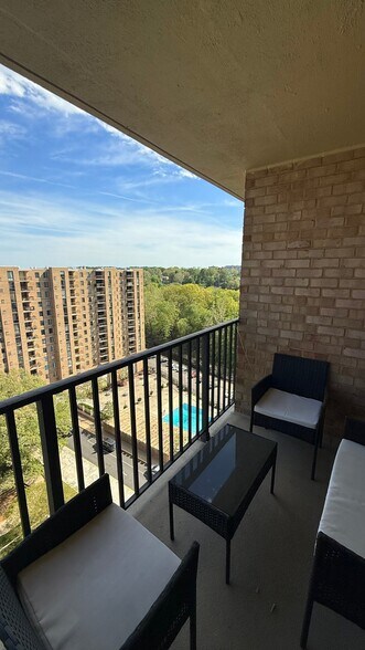 Building Photo - 4600 S Four Mile Run Dr