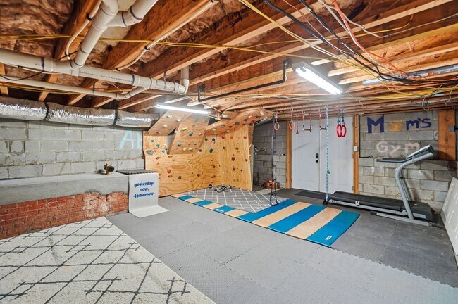 Building Photo - Historic Wesley Heights Home | Walkable to Uptown | 2 Primary Suites