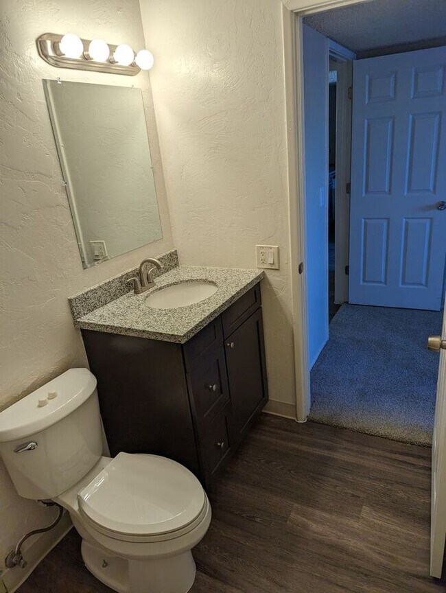 Building Photo - Two bedroom central location with AC and c...