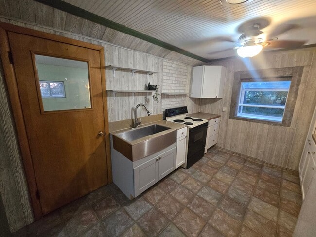 Building Photo - Country Farmhouse 6 miles from town, chicken coop, storage shed and run-in shed