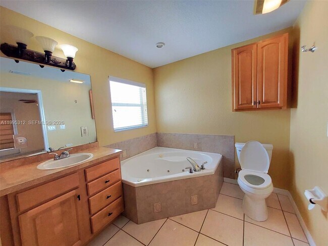 Building Photo - 4031 Santa Barbara Dr