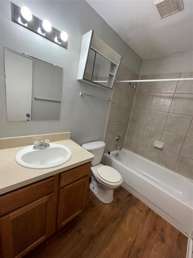 Building Photo - 7206 Twin Crest Dr