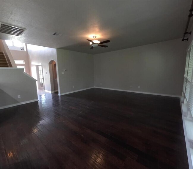 Building Photo - 2521 Saratoga Dr