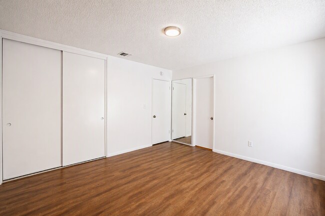 Building Photo - 220 Lilac Ct