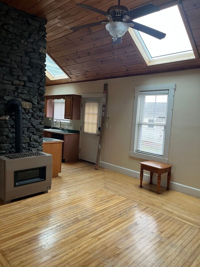 Building Photo - Sunny 2 Br / 1 BA Apartment in quiet area of Middleboro