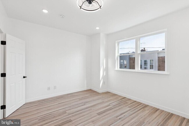 Building Photo - 2242 S Bonsall St