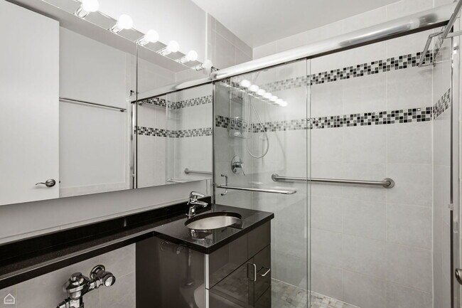 Building Photo - 330 W Diversey Pkwy