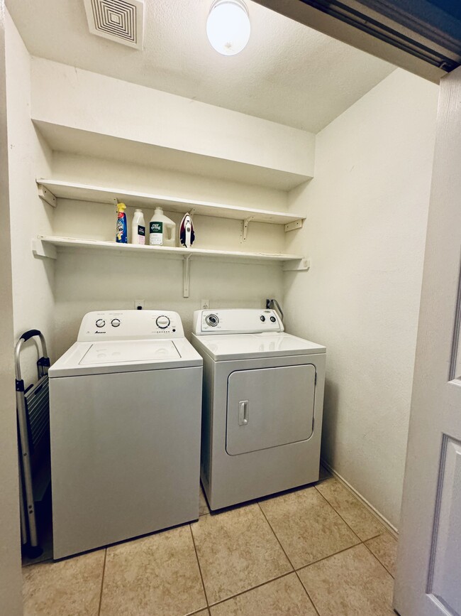 Building Photo - 8957 Taline Cir