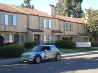 Building Photo - Spacious Two Story Townhome