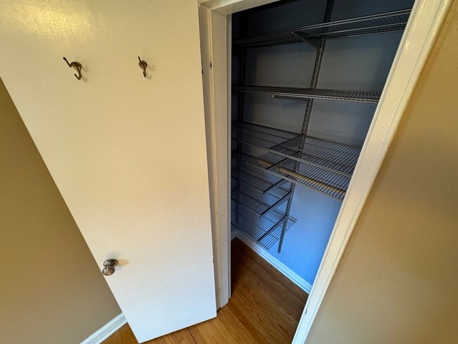 Building Photo - Beautiful 2 Bed 2 Bath Semi-Detached Brick...