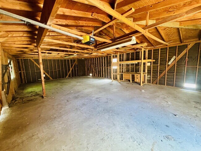 Building Photo - House on 5 acres in the serene mountains o...