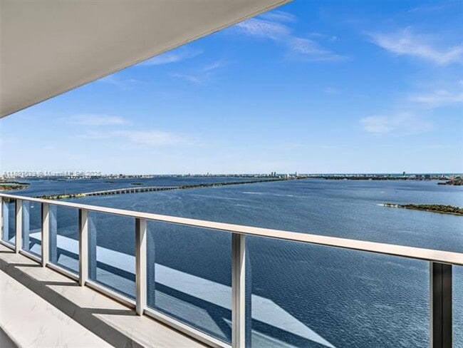 Building Photo - 700 NE 24th St