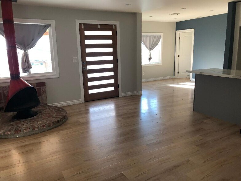 Building Photo - 1866 N Ave 56