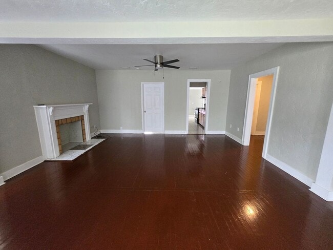 Building Photo - AVAILABLE NOW - Charming 3 Bed / 2 Bath Ho...