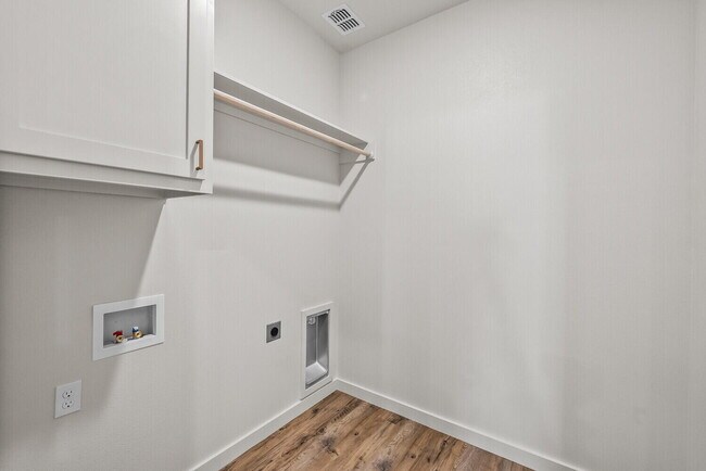 Building Photo - 10918 Albany Ave