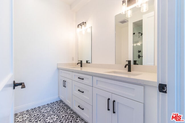 Building Photo - 5323 Ben Ave