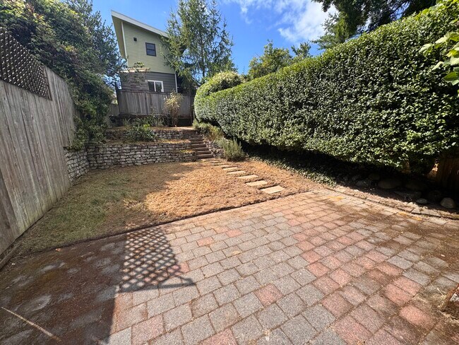 Building Photo - 919 25th Ave