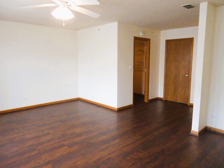 Building Photo - 642 Diamond Pointe Dr