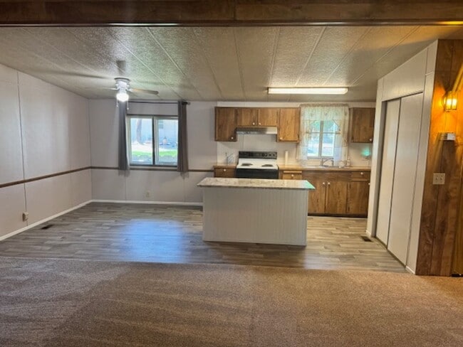 Building Photo - RARE FIND AVAILABLE NOW HOME IN ROGUE RIVER