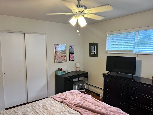 Building Photo - 2 BR IN HYDE PARK WITH OFF STREET PARKING