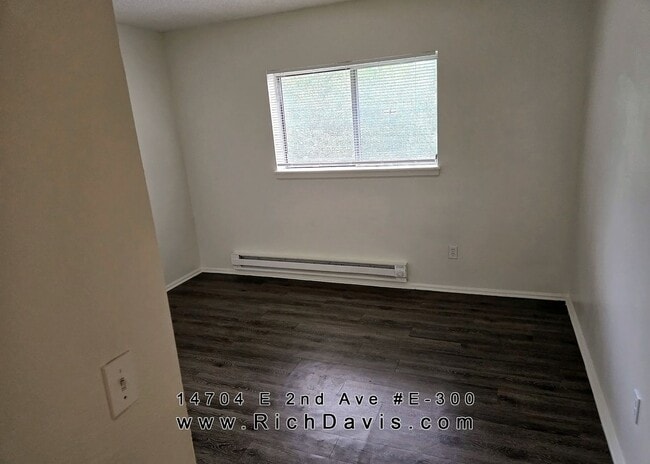 Building Photo - Great location off Sable and 2nd with lots...