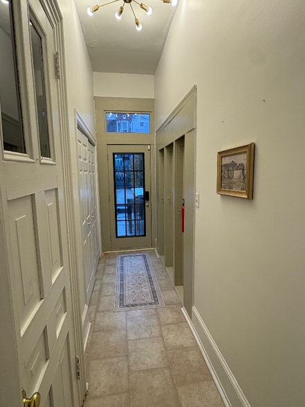 Building Photo - 615 W Market St