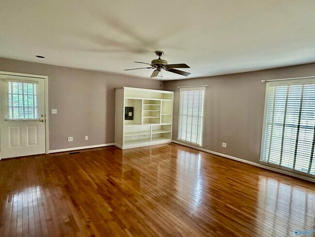 Building Photo - 4010 Medford Dr SE