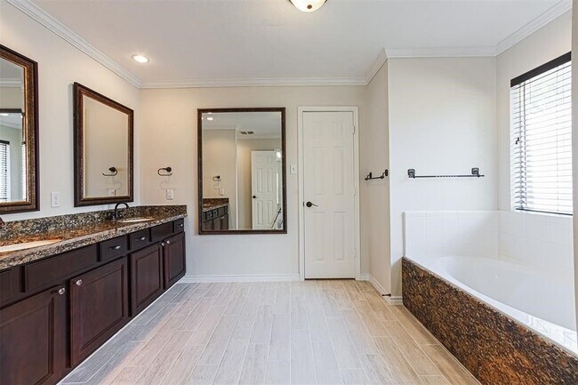 Building Photo - 17106 Summer Hollow Dr