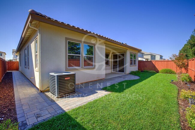 Building Photo - Fabulous floorplan; 3 bdrm 3 bthm + bonus ...