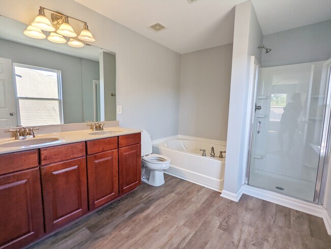 Master bathroom - 343 Edgecroft Way