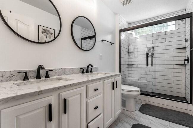 Building Photo - Spacious 5-Bed Home with In-Law Suite, Fin...