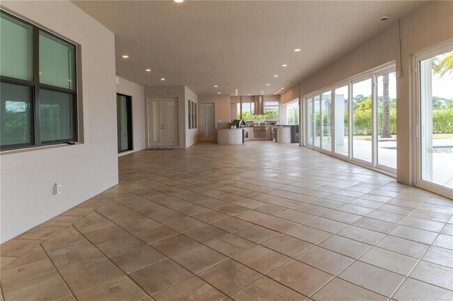 Building Photo - 13125 Casabella Dr