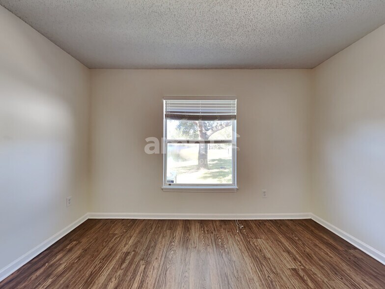 Building Photo - 9311 Thunderbolt Dr