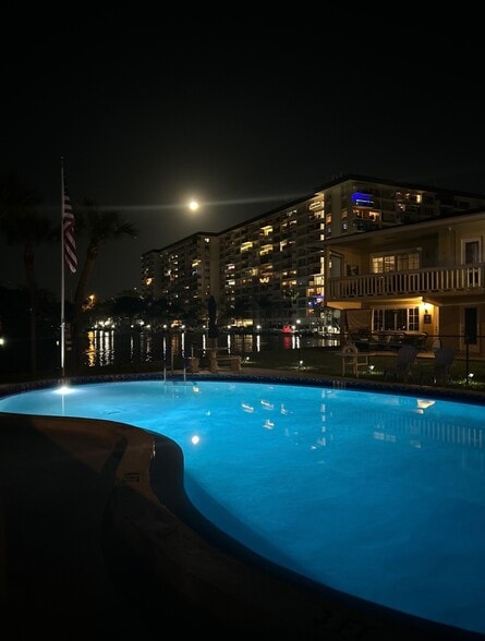 Building Photo - 700 SE 7th Ave