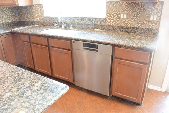 Building Photo - "Spacious 4-Bedroom Oasis with Granite Touches and Cozy Fireplace in Las Vegas!"